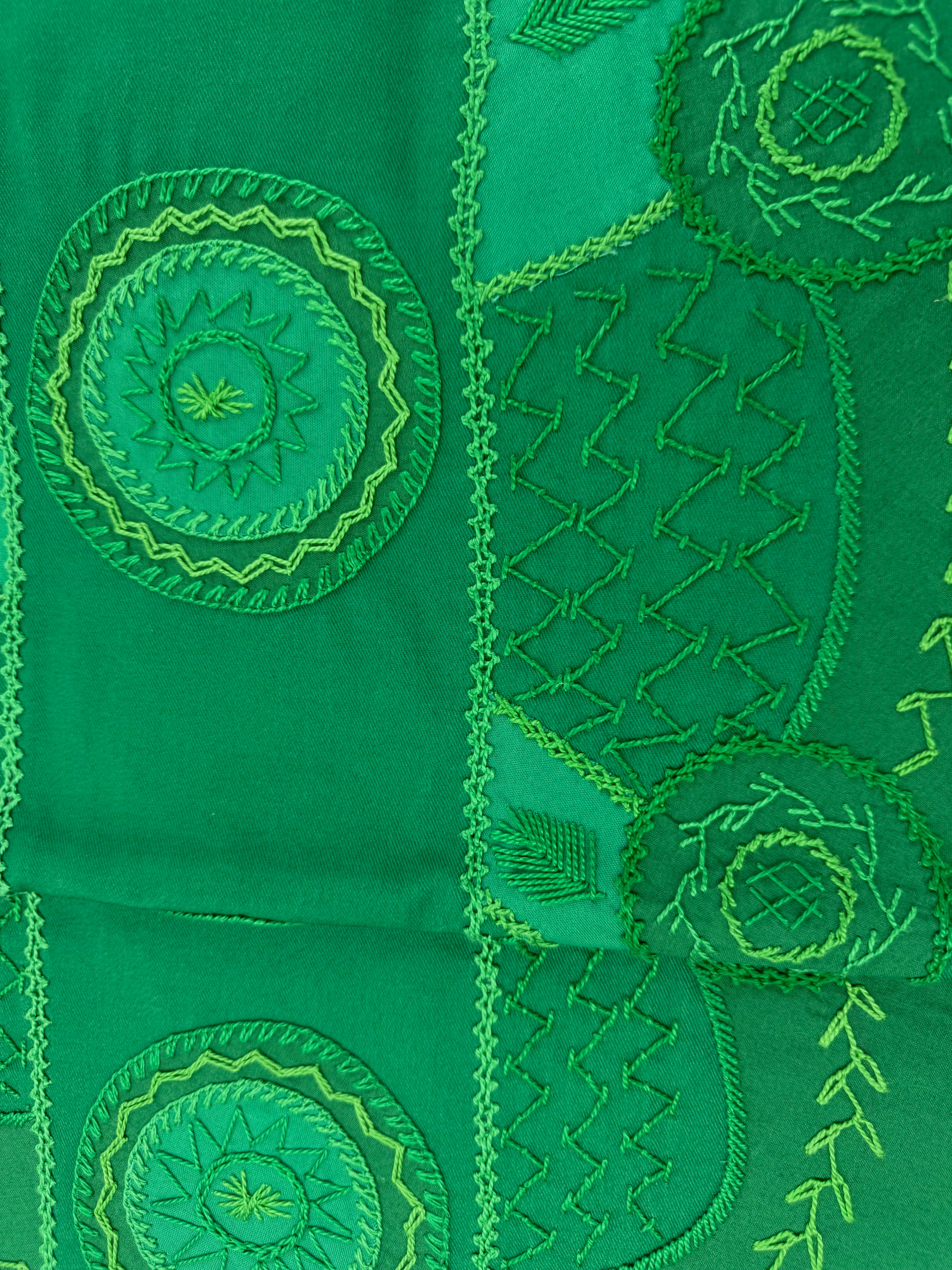 El doce Design Embroidered Table Runner on Green Honduras Threads