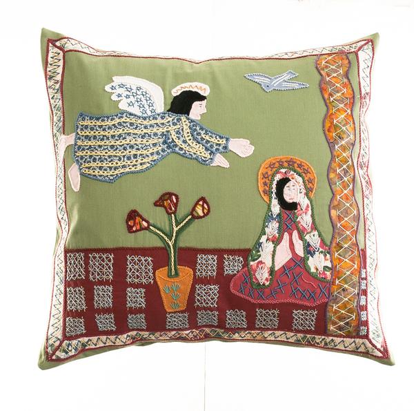 Anunciación Design Embroidered Pillow on Green Honduras Threads