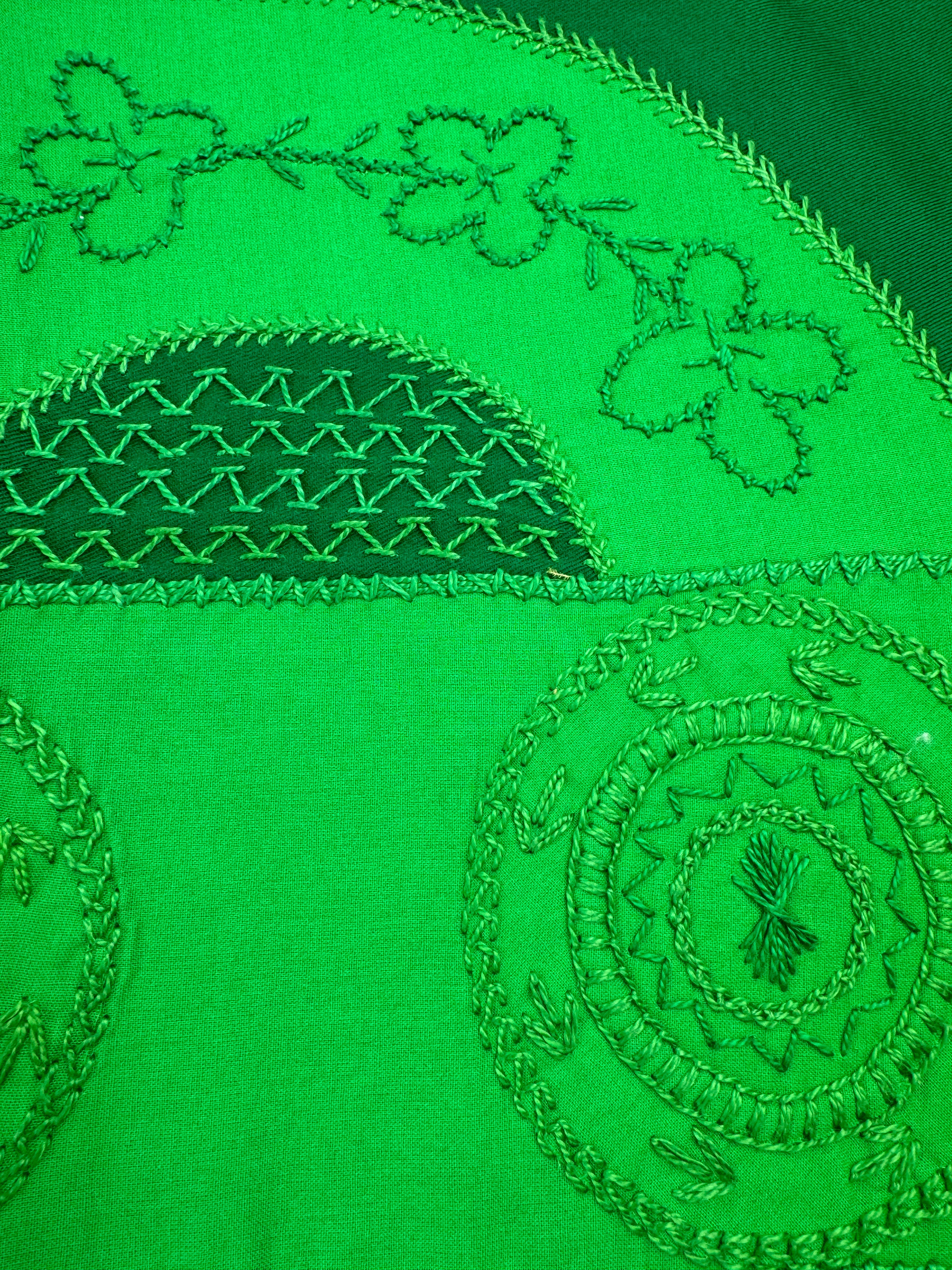 El doce Design Embroidered Table Runner on Green Honduras Threads