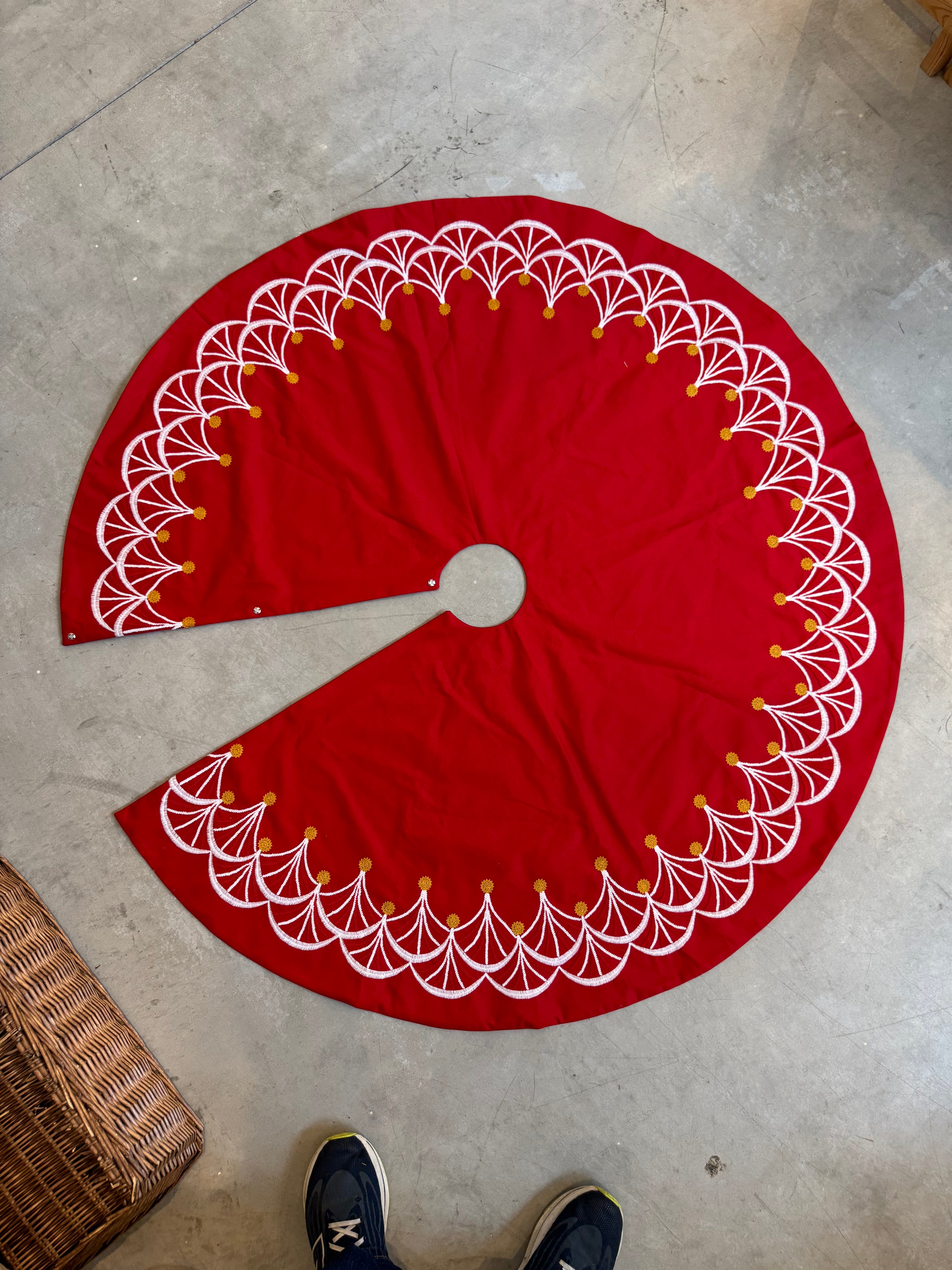 Christmas Tree Skirt Honduras Threads