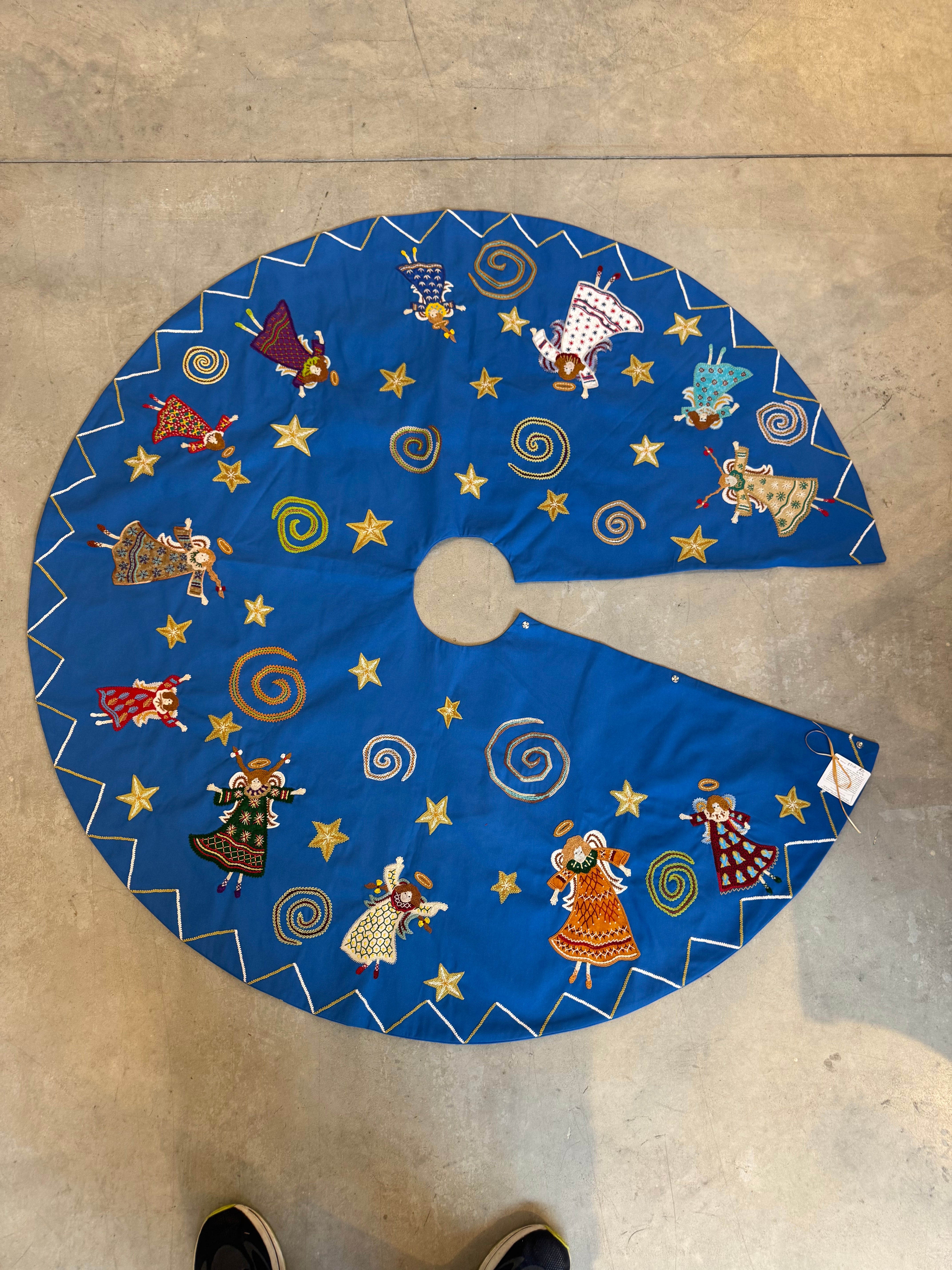 Christmas Tree Skirt Honduras Threads